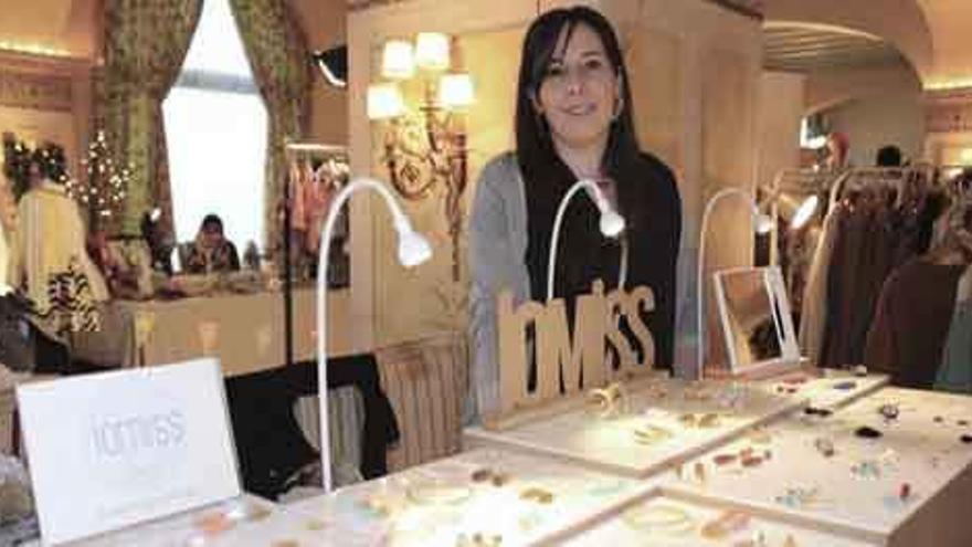 Cristina Cardeñosa, junto a su puesto de la marca IOMISS Bisutería, en una feria anterior.