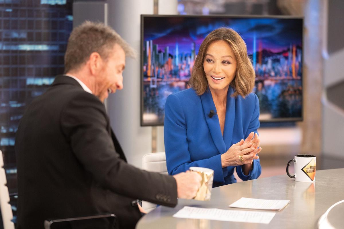 Isabel Preysler con traje azul de Bleis Madrid en 'El Hormiguero'