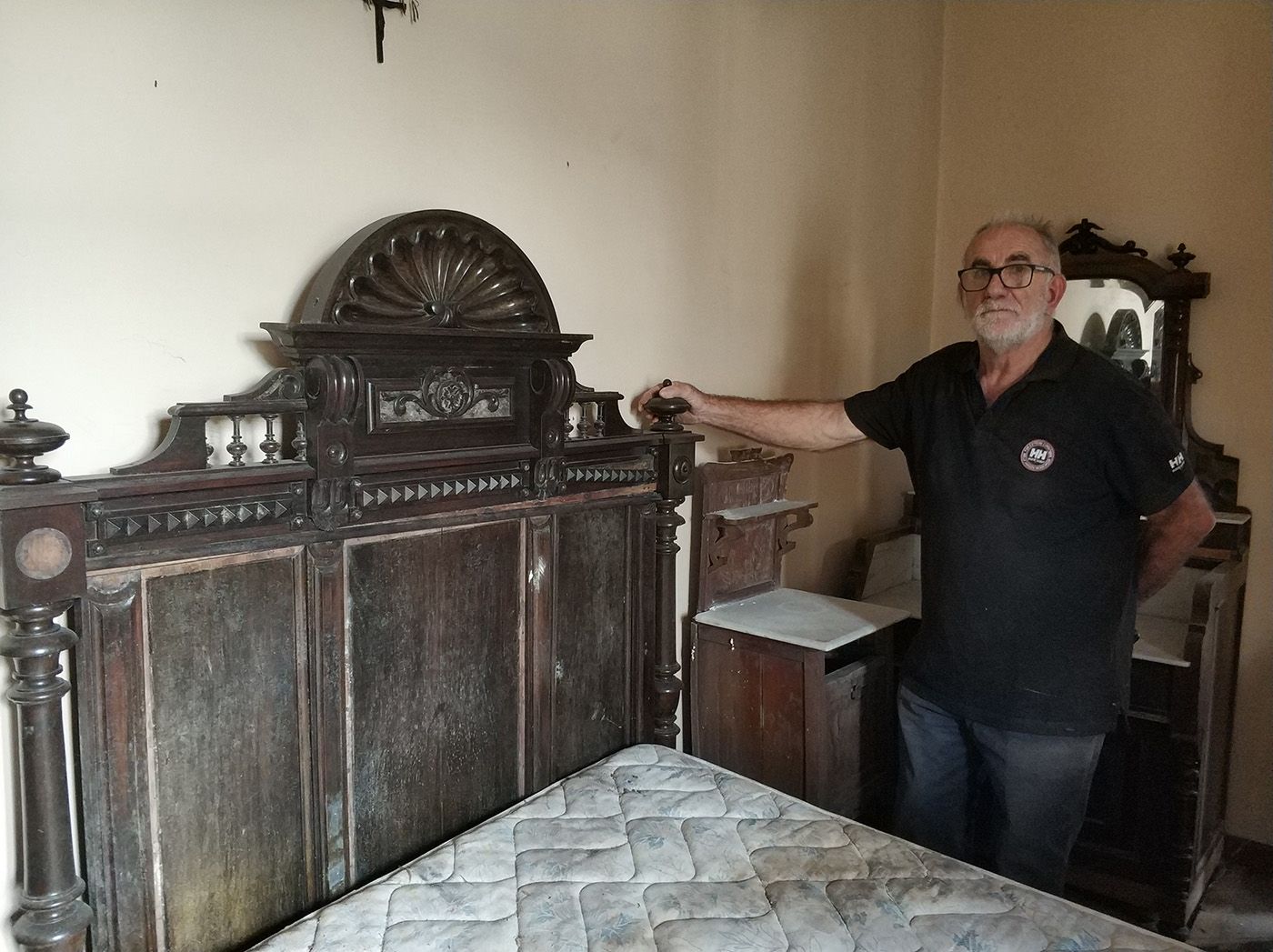 El restaurador Felipe Velasco, con una singular cama..jpg