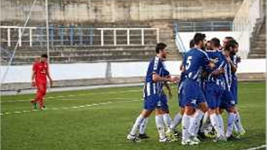 El Figueres celebra un dels tres gols de Javi Revert.