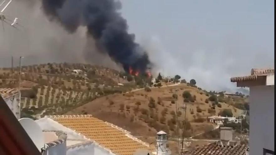 Efectivos del Infoca actúan por tierra y por aire en el paraje de Cerro Donoso, entre Guaro y Coín.