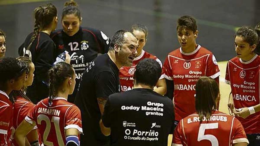 Abel Estévez charla con sus jugadoras durante el tiempo muerto de un partido. // Ricardo Grobas