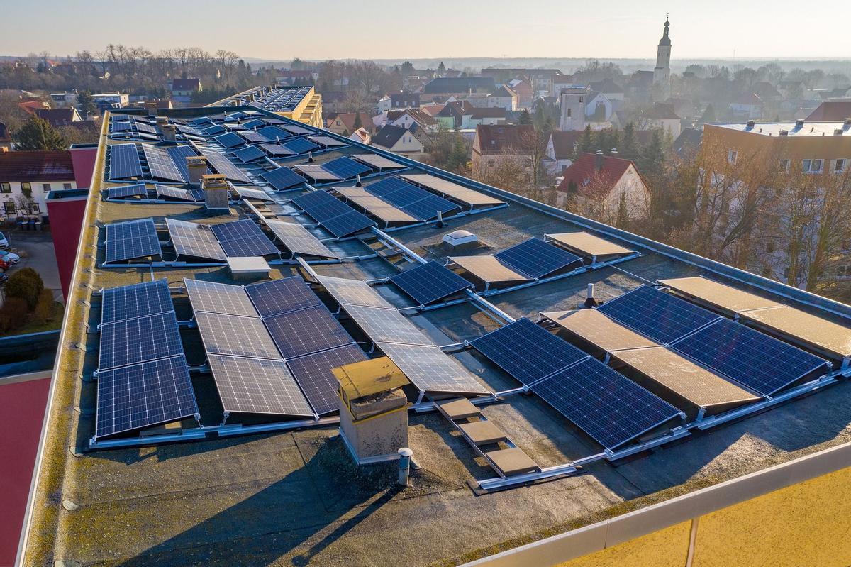 Paneles solares en un tejado.