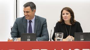 El secretario general del PSOE y presidente del Gobierno, Pedro Sánchez, junto a la vicesecretaria general del partido, Adriana Lastra, el pasado 4 de julio de 2022, durante la reunión de la ejecutiva federal, en la madrileña sede de Ferraz.