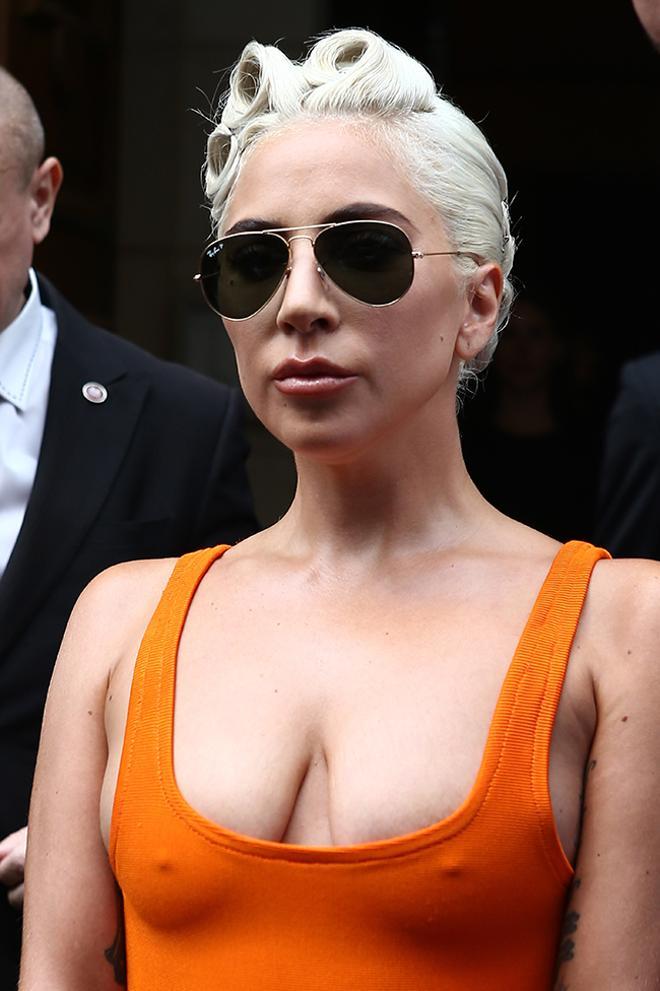 Lady Gaga luciendo un escote de infarto sin sujetador