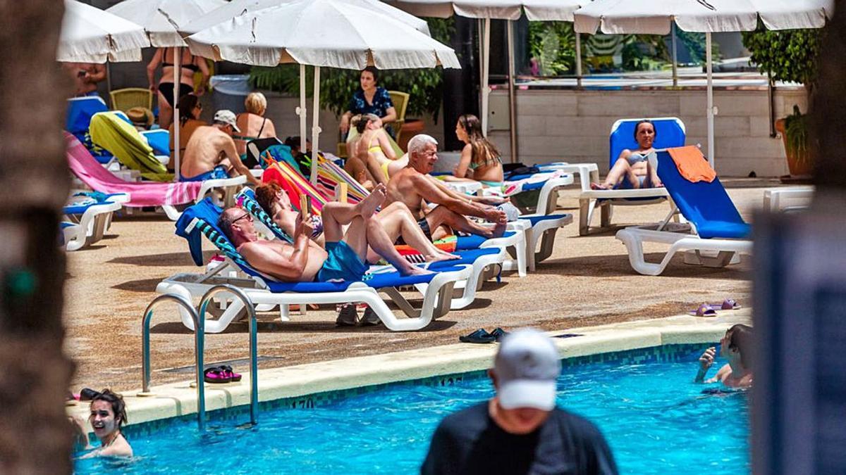 Turistas británicos en la piscina de un hotel de Benidorm.