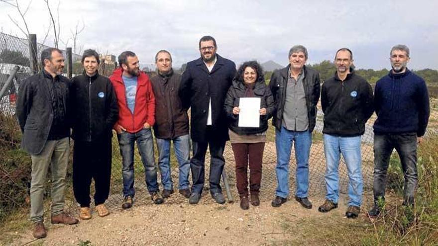 Miembros del PSM y del GOB celebraron ayer la sentencia judicial en la finca de Son Bosc.