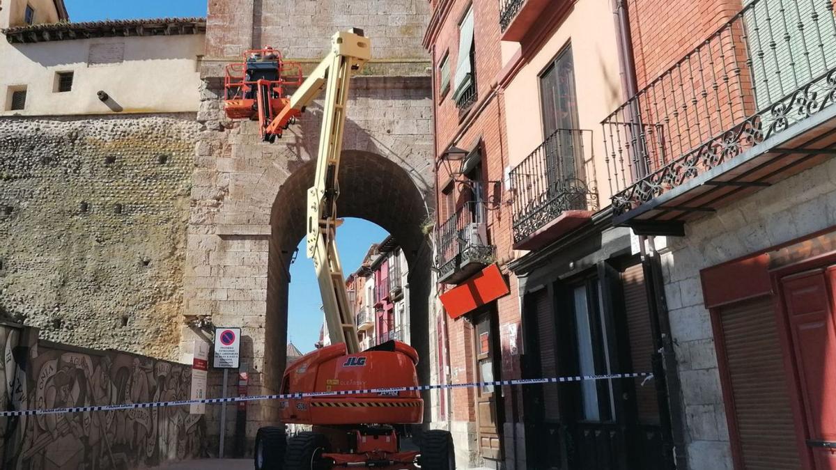 Operarios de la empresa adjudicataria renuevan el alumbrado en la zona del Arco de Reloj. | M. J. C.