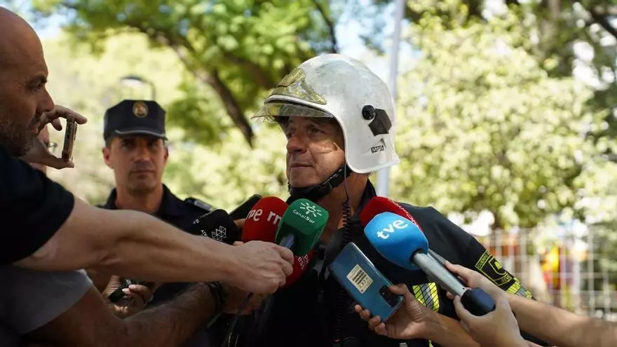 VÍDEO | Los bomberos descartan daños estructurales en el hotel de Altadis: "El fuego ha llegado a la primera planta y el humo a todo el edificio"
