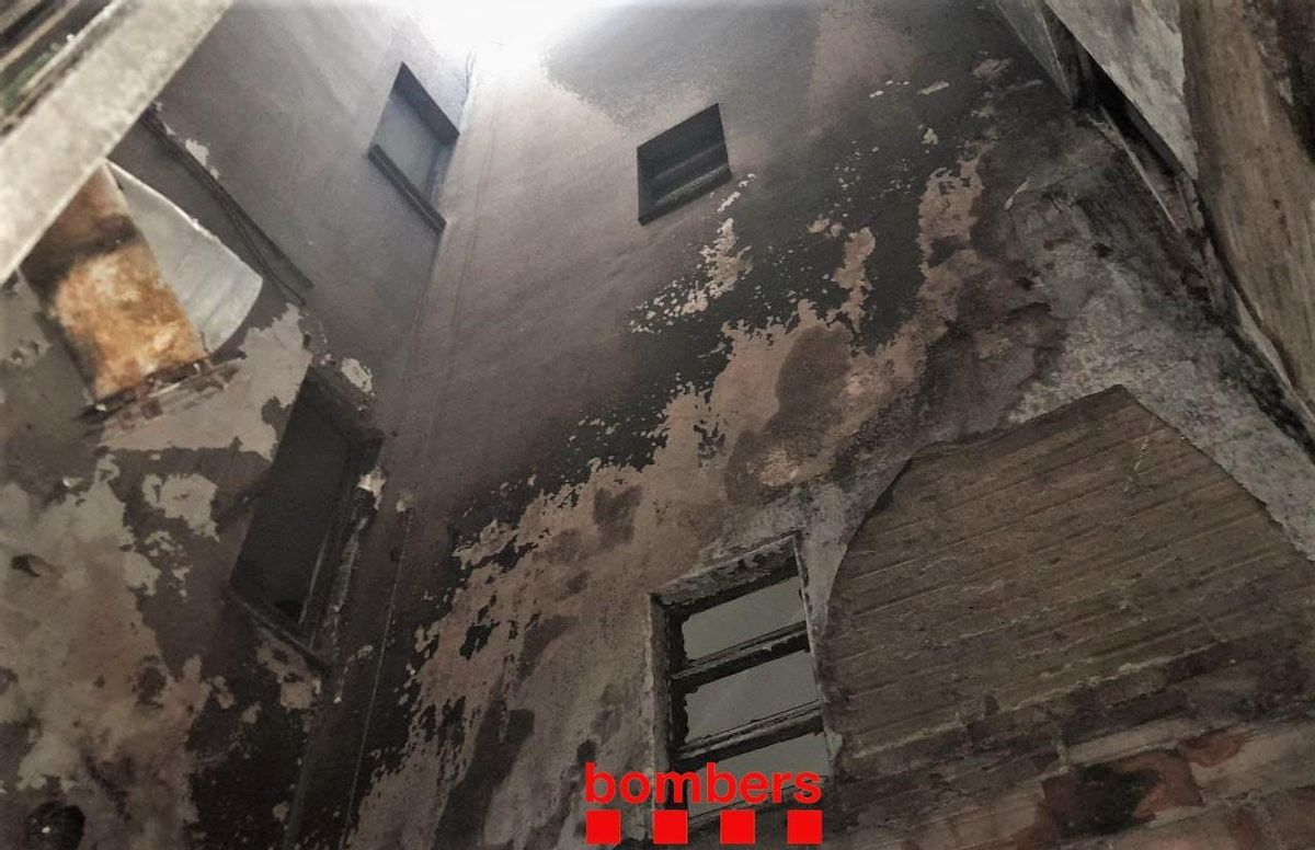 Un incendi en un edifici de l’Hospitalet obliga a reallotjar 18 persones Un incendi en un edifici de l’Hospitalet obliga a reallotjar 18 persones