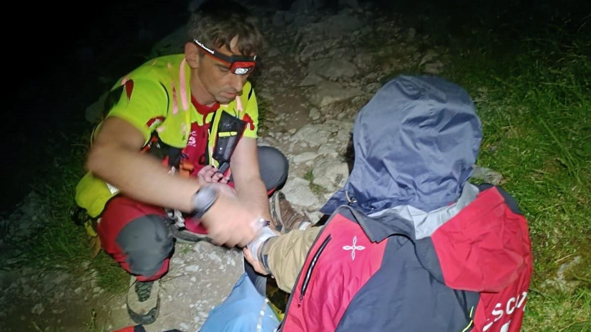 Un bombero con el montañero indispuesto