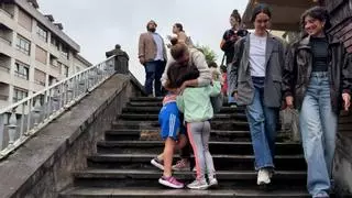 Nervios, abrazos y cansancio tras dos horas de examen: así arracaron las oposiciones de Educación en Asturias