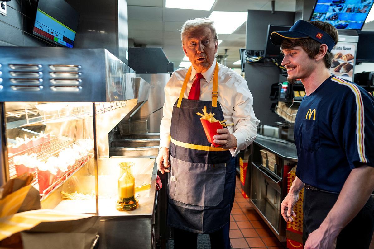 Trump hace campaña sirviendo patatas fritas en un McDonalds Trump hace campaña sirviendo patatas fritas en un McDonalds