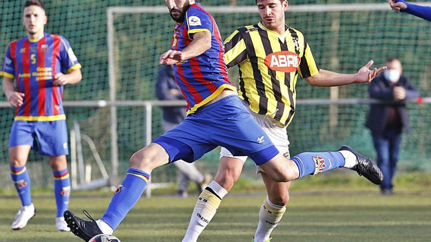 Un jugador del Pontellas y otro del Rápido disputan el balón. |   // ALBA VILLAR