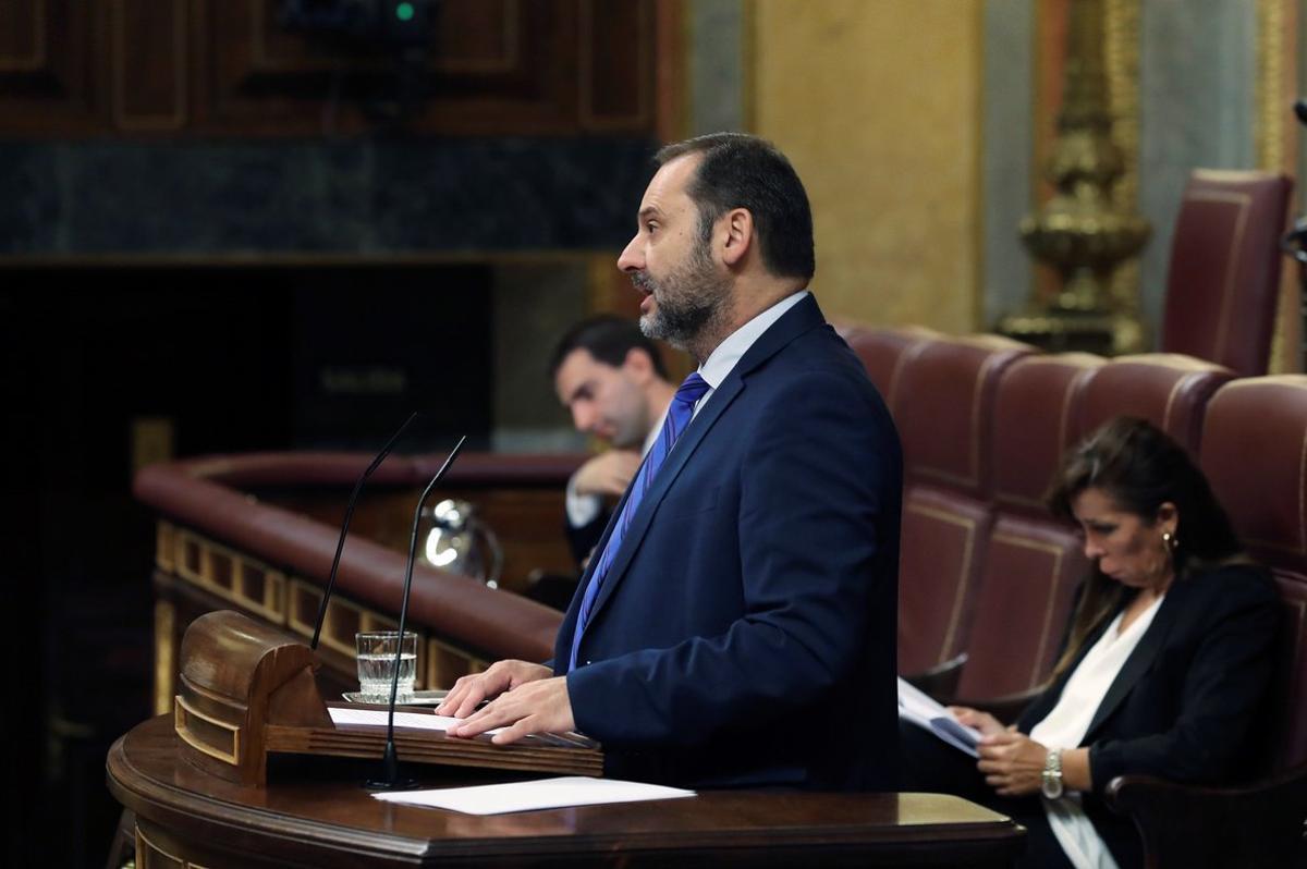 GRAF3539. MADRID, 10/10/2018.- El ministro de Fomento José Luis Ábalos, durante su intervención en la sesión de control del Congreso de los diputados, en una sesión marcada por la crisis de Cataluña, la primera desde el aniversario del 1-O.-EFE/Ballesteros