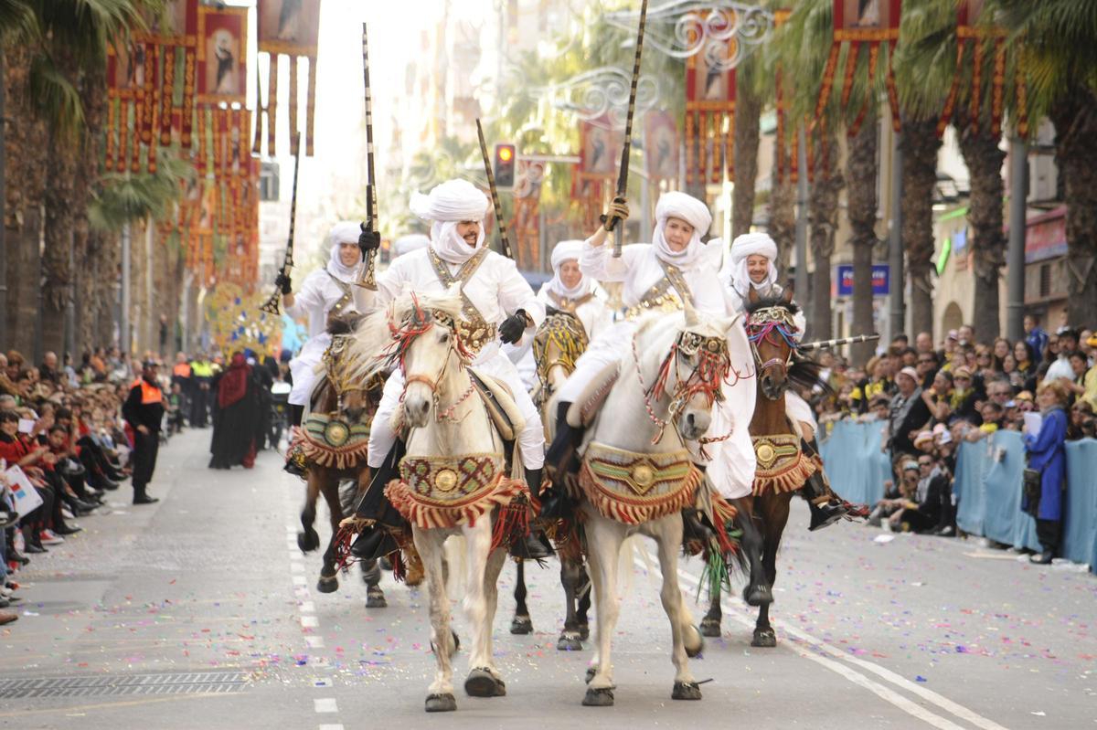 El programa se desarrollará entre desfiles, Embajadas, actividades infantiles, la Ofrenda, el Baile del Farol o la procesión en honor a San Vicente Ferrer.