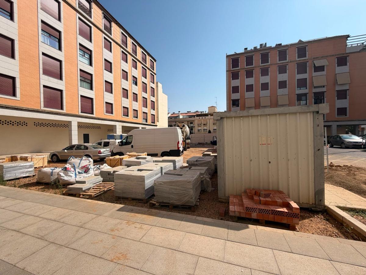 Fotogalería | La suciedad de las obras desespera a los vecinos de la plaza Príncipe de la paz Fotogalería | La suciedad de las obras desespera a los vecinos de la plaza Príncipe de la paz
