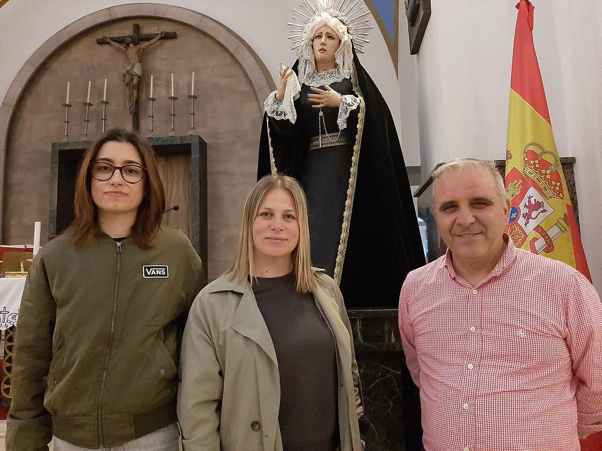 Por la izquierda, María José Félix, María González y Raúl Milán, ante la Virgen de la Soledad en Lugones