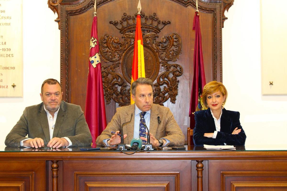 Fulgencio Gil comparecía ante los medios junto a los ediles Juan Miguel Bayonas y Belén Pérez.