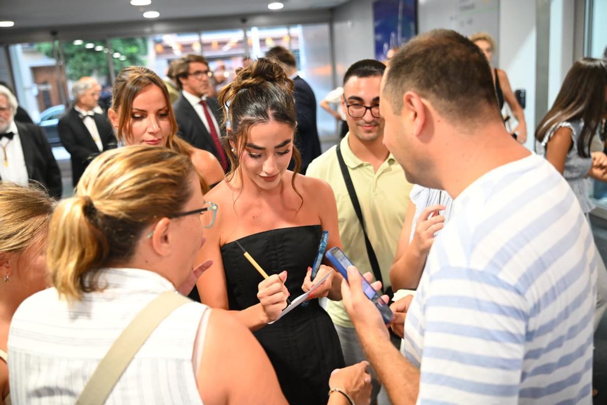 Lola Lolita firma autógrafos antes del acto institucional