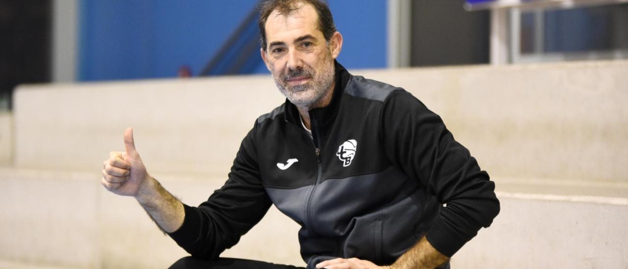 José María Alcántara, en el pabellón de Fidiana en su etapa como entrenador del UCB de N1 Nacional.