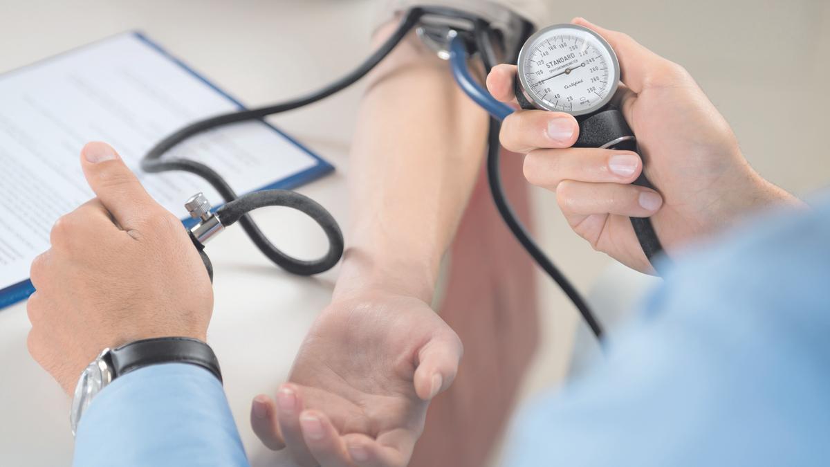 Un sanitario mide la tensión arterial.