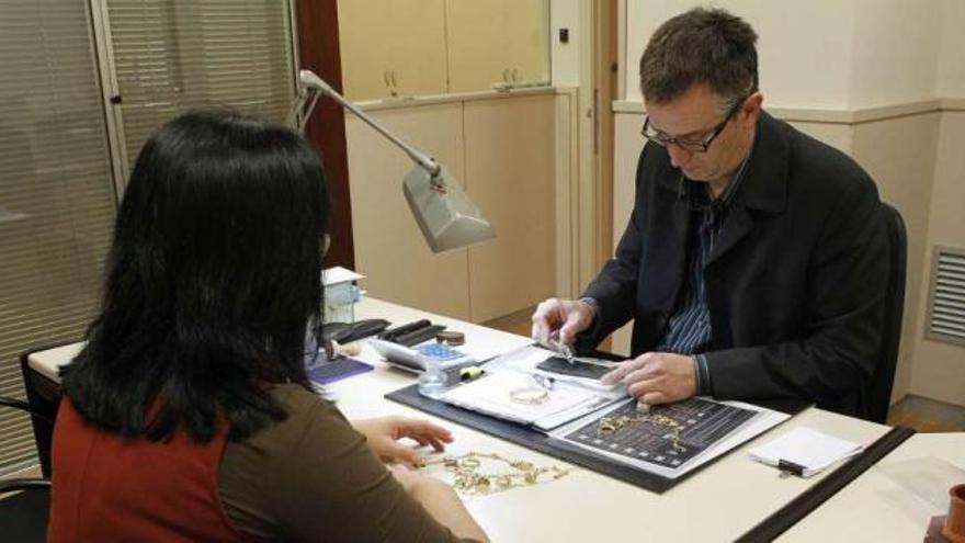 Un tasador valora un lote de joyas en el Monte de Piedad de Vigo. // R. Grobas