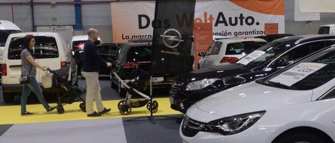 Matrimonios jóvenes forman el perfil de los clientes que visitan el salón Arosa Motor. // Noé Parga