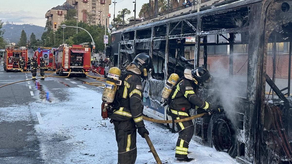 Un autobús crema al districte de Nou Barris de Barcelona