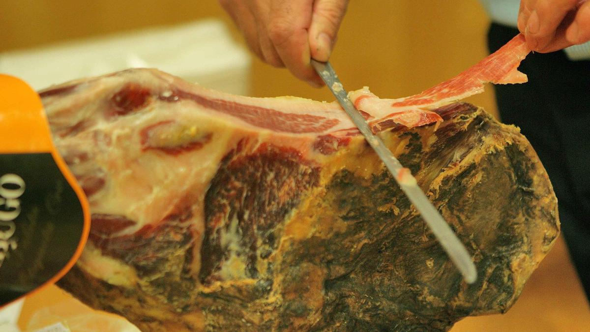 Archivo - JAmón serrano corte