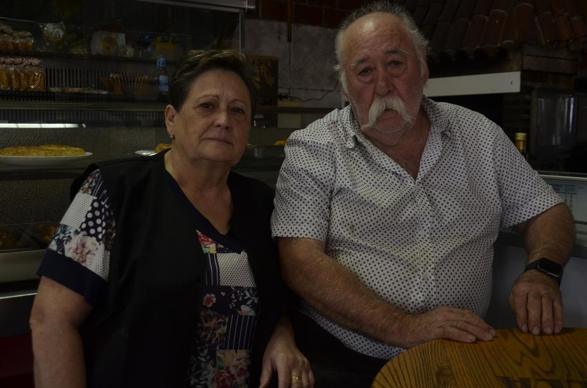Ana Moya y Antonio Ruiz se jubilan después de 34 años al frente del bar Chocolate en la Llosa.