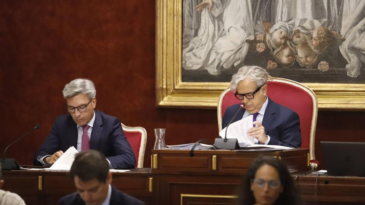 Andrés Lorite, vicepresidente primero y diputado de Infraestructuras, Sostenibilidad y Agricultura, y el presidente de la Diputación, Salvador Fuentes, durante la sesión plenaria.