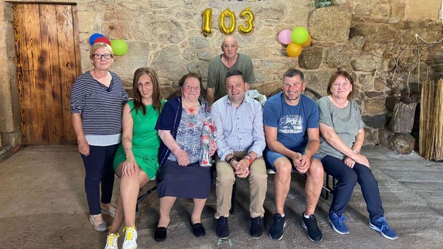La cumpleañera, ayer, con Manuel Campos y familiares.
