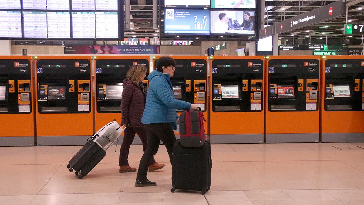 Pasajeros en el vestíbulo de la estación de Sants