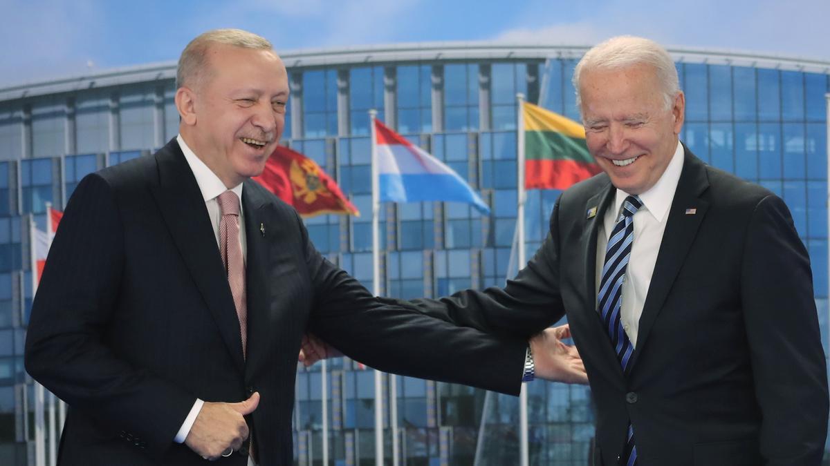 Erdogan y Biden, durante el encuentro que han mantenido en el marco de la cumbre de la OTAN.