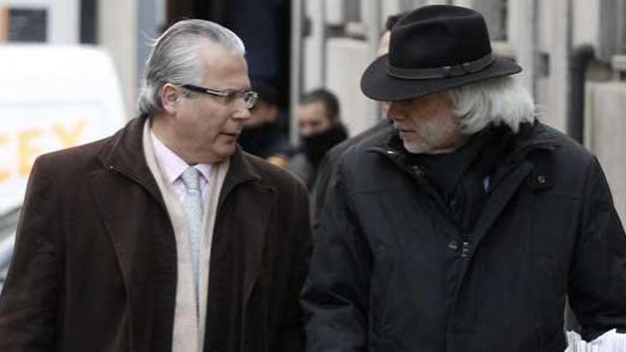 Baltasar Garzón y el abogado Jaime Sanz de Bremond a su llegada al Supremo.