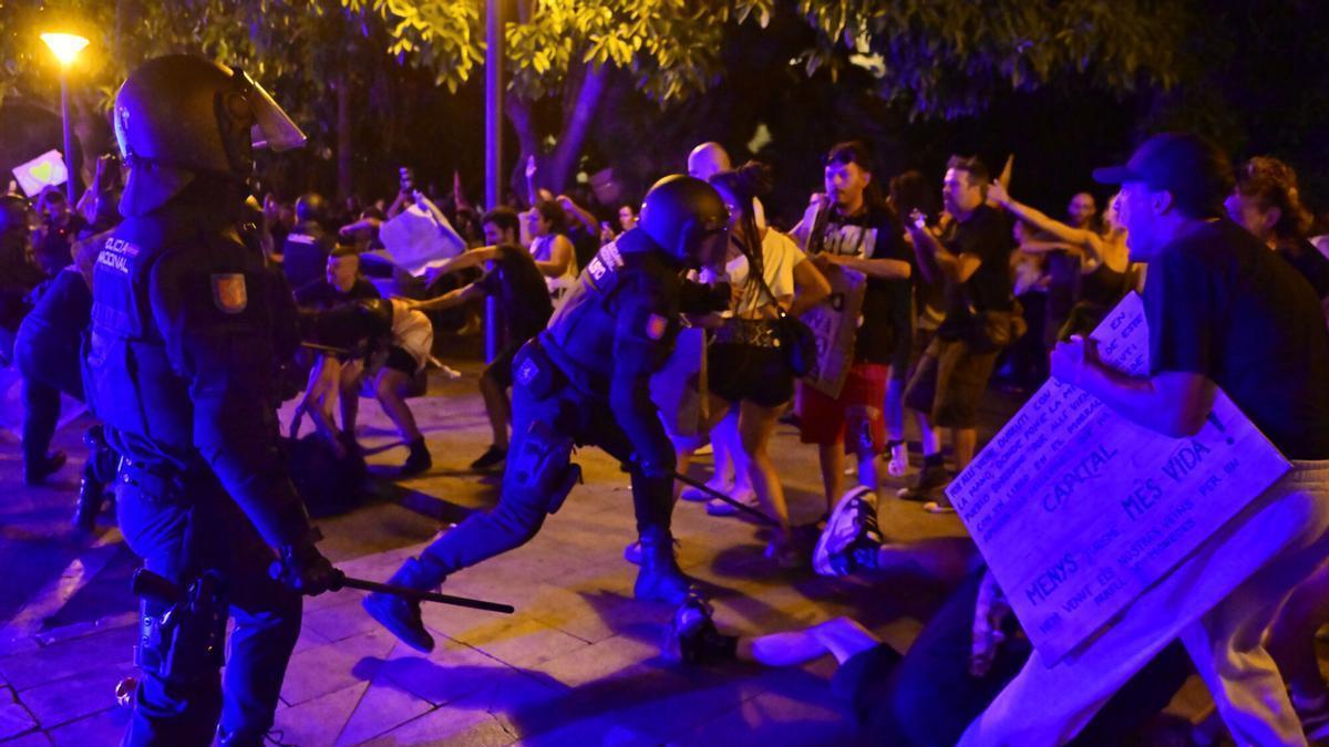 La Policía Nacional carga contra los manifestantes del 26J