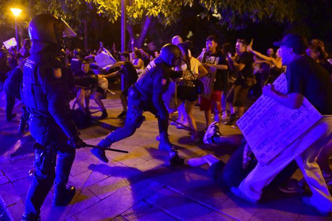 La Policía Nacional carga contra los manifestantes del 26J