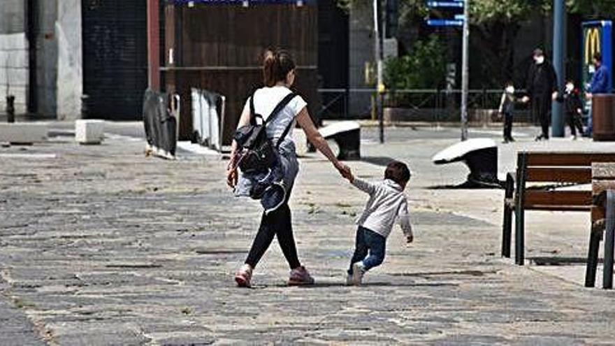 Las dificultades de las familias con niños para conciliar se agravan sin colegios ni guarderías.