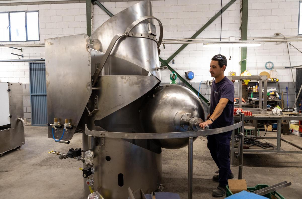 Un operario en una empresa metalúrgica de la provincia en imagen de archivo.