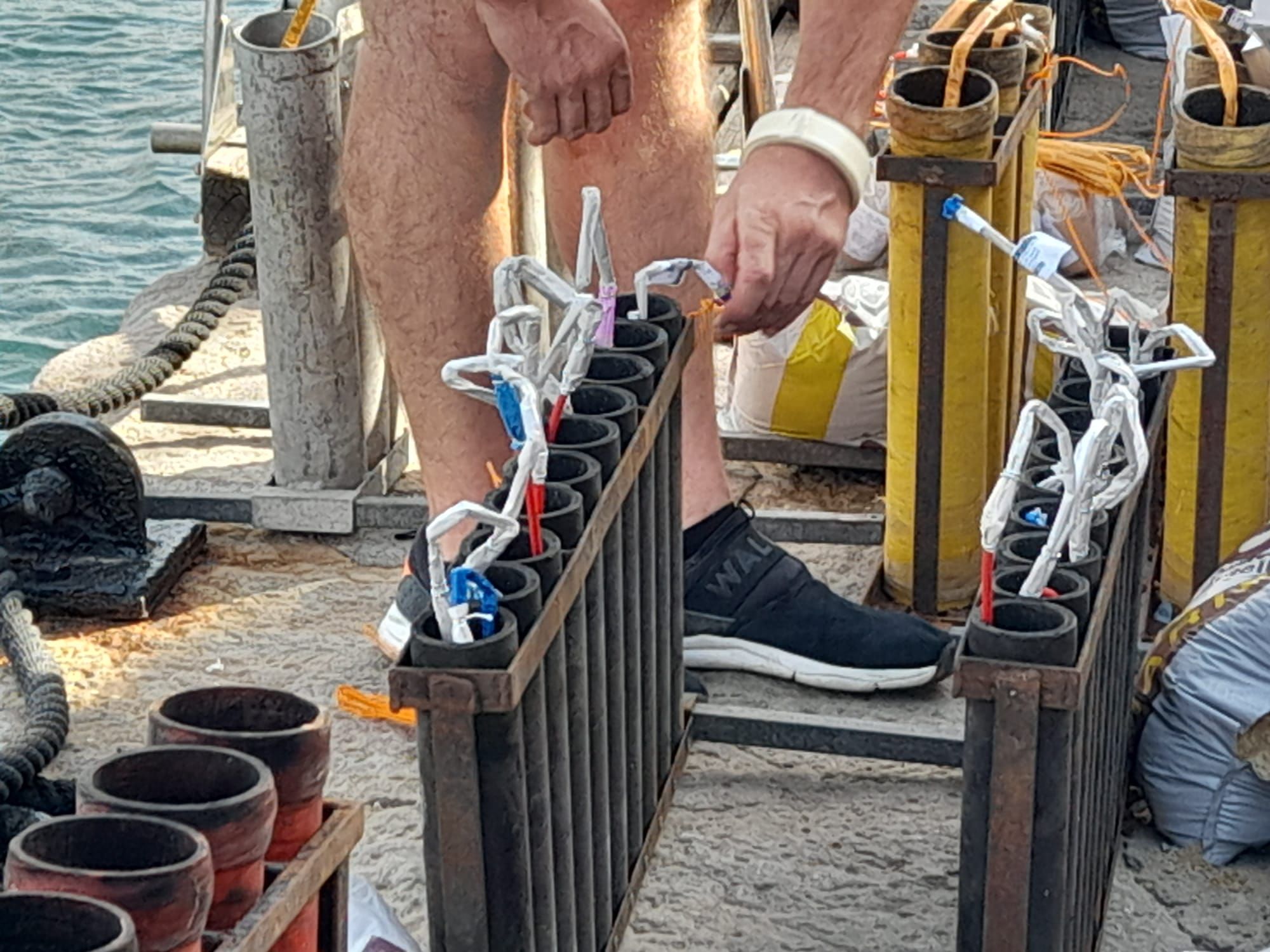 Preparativos de los fuegos artificiales de las Fetes de la Terra de Ibiza