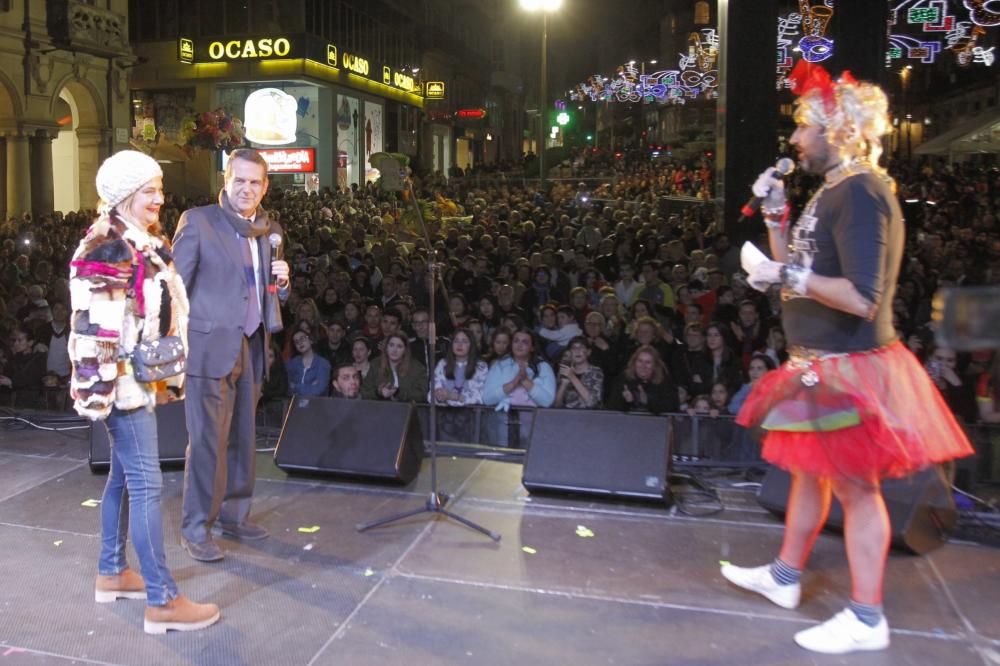 Dinoseto vuelve a ser el protagonista de la ciudad al encarnar la figura del Meco del carnaval vigués