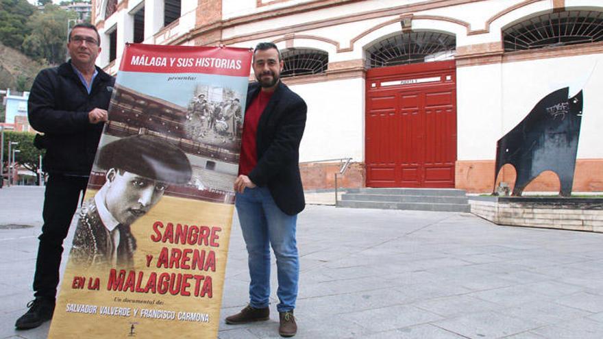 Francisco Carmona (izq.) y Salvador Valverde, junto a la plaza de toros de La Malagueta con el cartel de su documental.