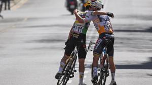 Abrazo entre Primoz Roglic y Remco Evenepoel.