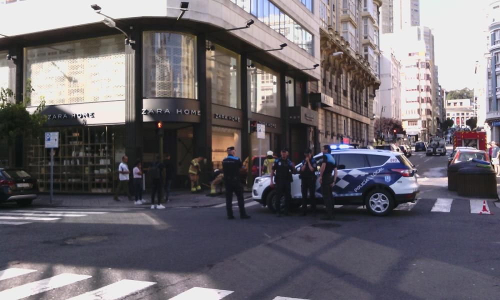 Un choque entre dos vehículos provocó que uno de ellos invadiera la zona peatonal.