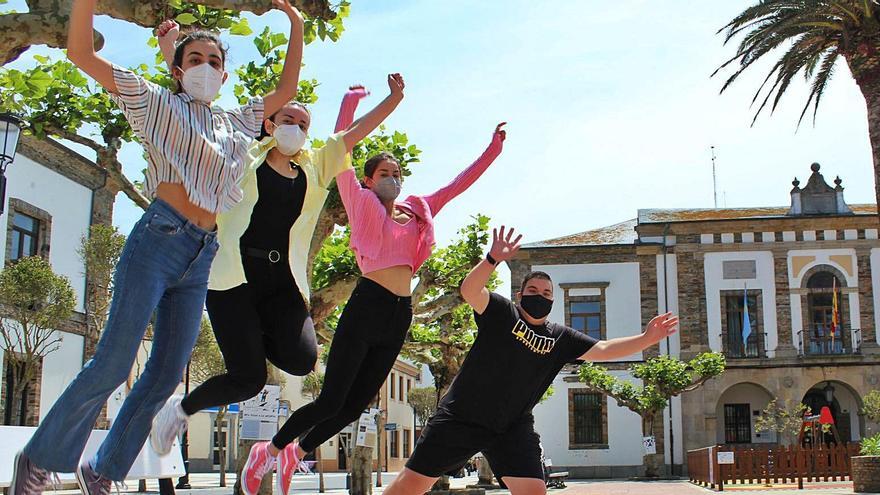 Por la izquierda, Alba Montes, Yanira Rodríguez, David Baragaño, Laura Díaz, Daniel Diego y Sofía Blanco, en la plaza de Les Campes  | I. G.  |  MIKI LÓPEZ