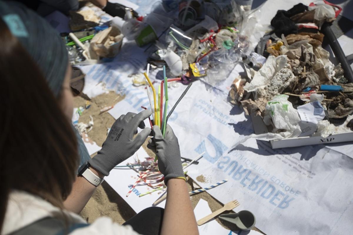 Residuos encontrados en la limpieza de playas realizada esta semana en Barcelona por Surfrider y Buff.