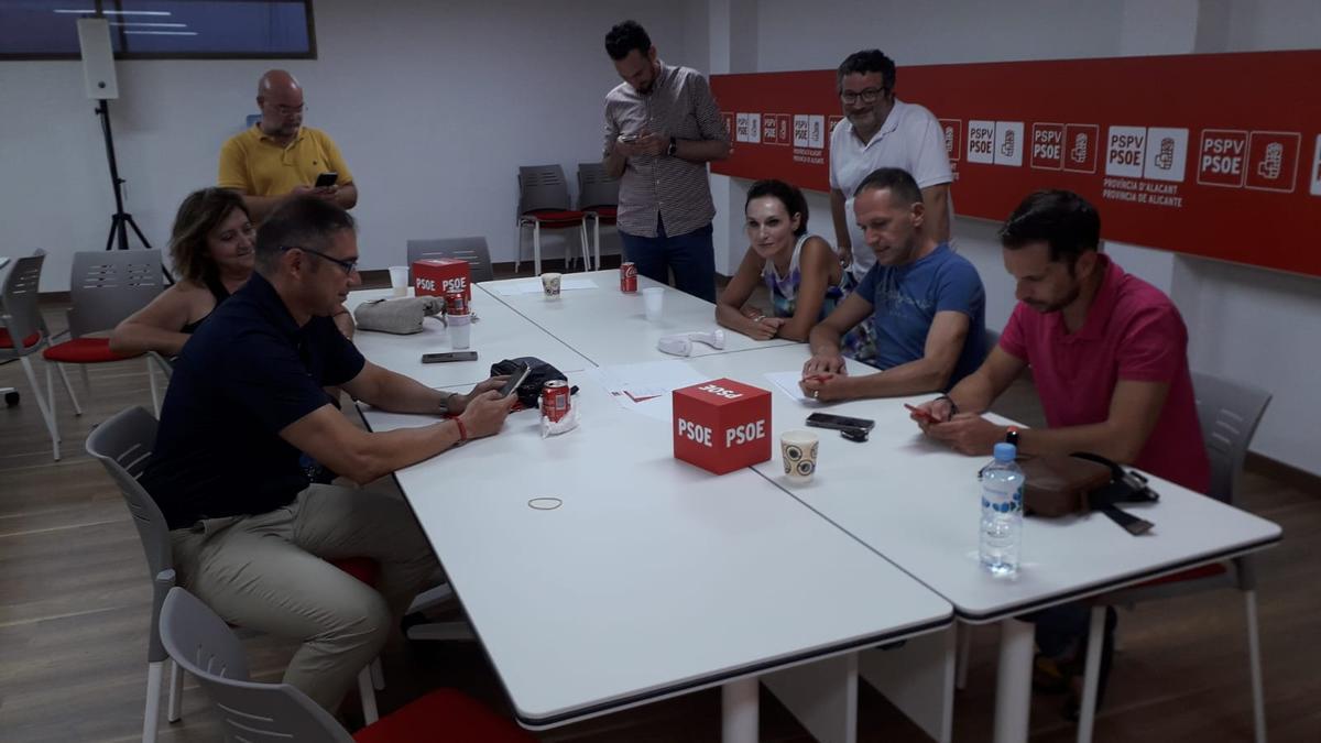Los candidatos socialistas al Congreso Lázaro Azorín y José Antonio Díaz, y la del Senado, Ana Martínez  acuden a la sede provincial en Alicante.