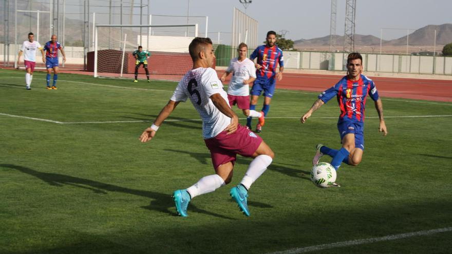 Julio de Dios trata de alcanzar un balón ante un rival.