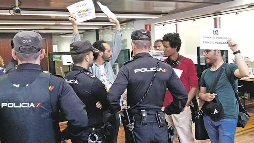 Agentes de la Policía Nacional acudieron a la sucursal de Avenidas alertados por el director.